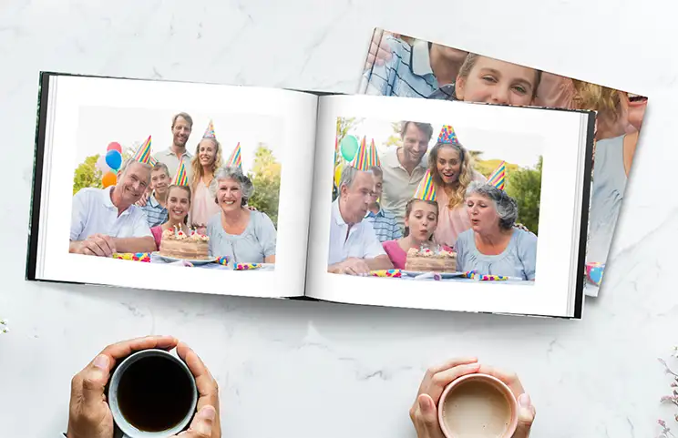 Fotolibro de tapa dura en estantería