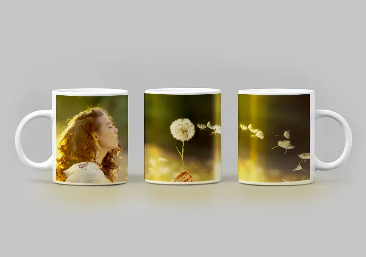 Pareja besándose con tazas personalizadas con texto