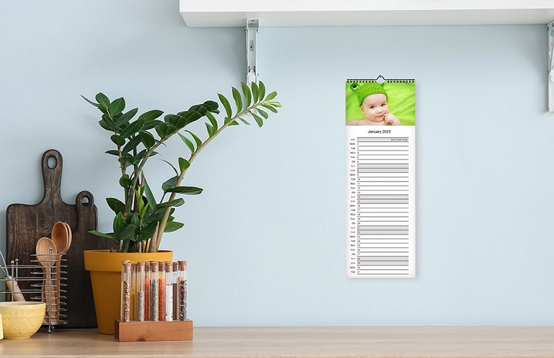 Pareja romántica en la sala de estar con calendario de pared personalizado 2020 con foto de propuesta