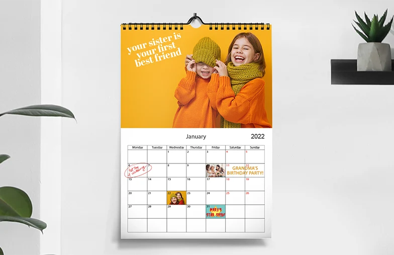 Pareja romántica en la sala de estar con calendario de pared personalizado 2020 con foto de propuesta
