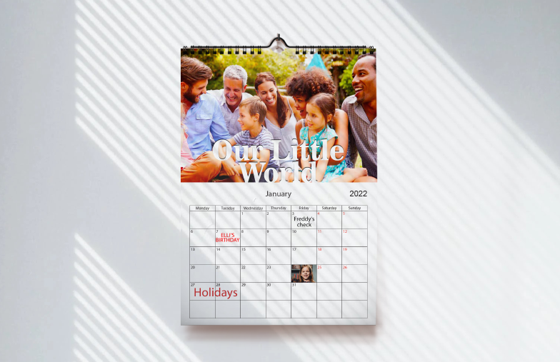 Fotos de perros en calendario de fotos de diseño personalizado colgado en la pared