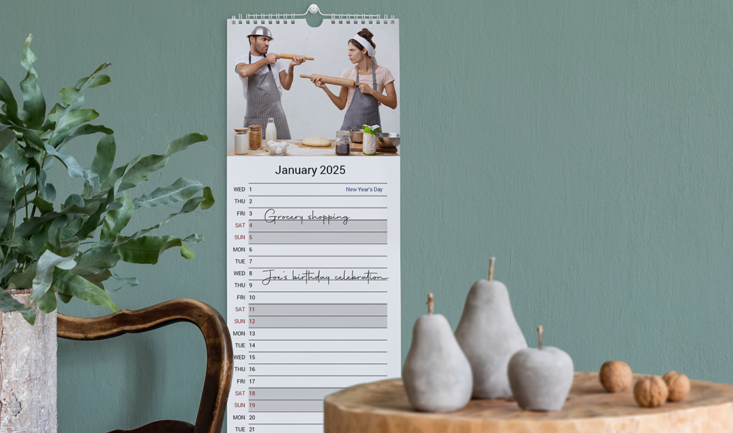 Calendario de pared personalizado 2025: foto de pareja divertida, vista de enero, espacio para tus eventos.