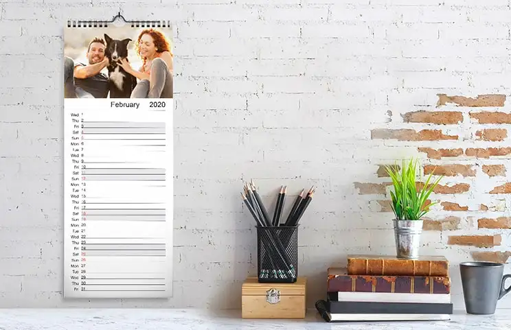Mujer mirando un calendario personalizado con foto de perro tomada en el móvil