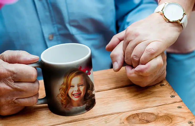Taza mágica personalizada con foto revelada de joven mujer