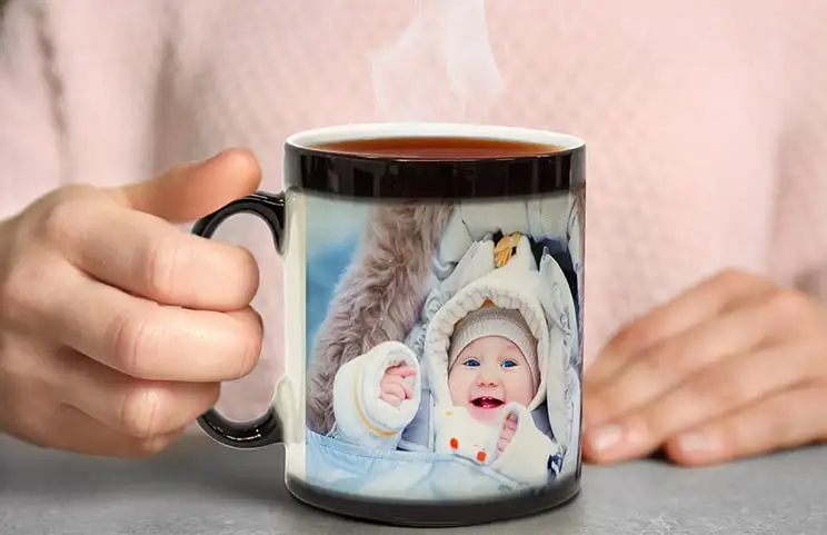 Taza mágica personalizada con foto revelada de joven mujer