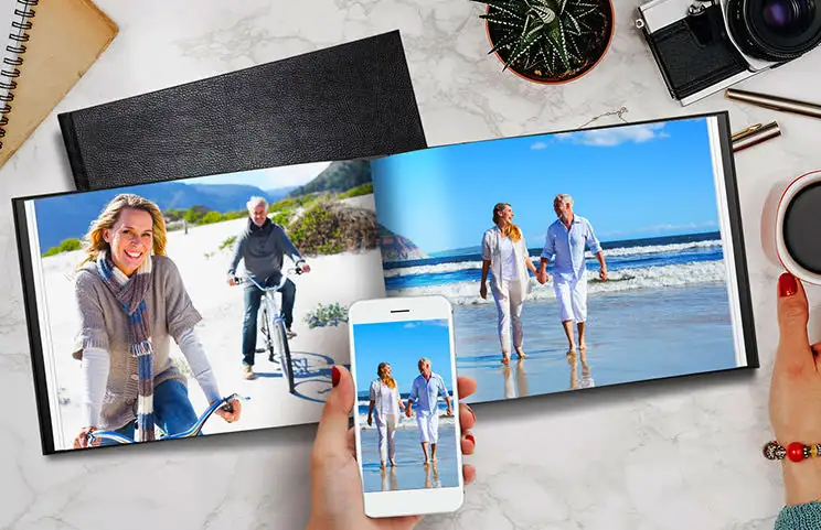 Pareja mayor imprime fotos personalizadas grandes en álbum de fotos de cuero