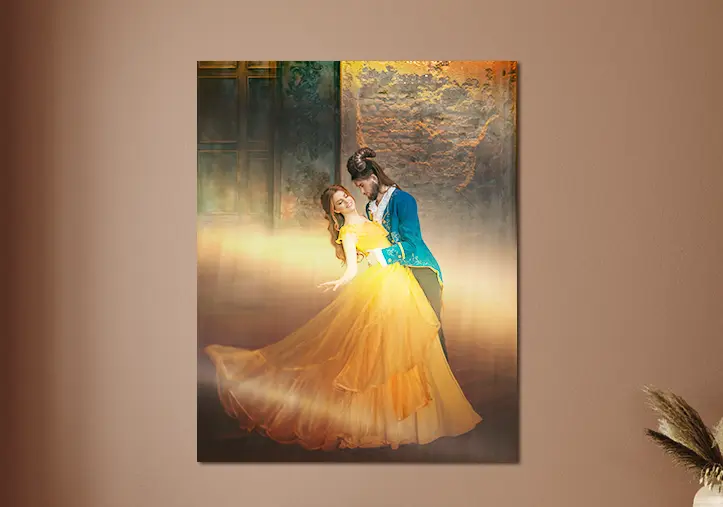 Impresión personalizada inspirada en La Bella y la Bestia: Una pareja baila un vals, ella con un vestido amarillo fluido, él con un abrigo azul verdoso. ¡Romántico y a medida!