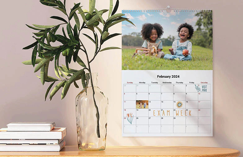 Fotos de perros en calendario de fotos de diseño personalizado colgado en la pared