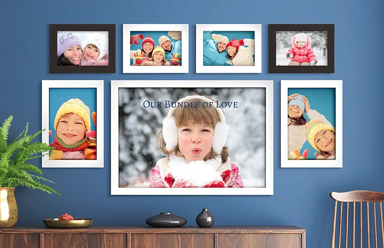 Exhibición de pared de fotos familiares personalizadas: momentos preciados en marcos blancos y oscuros elegantes, mostrando diversión invernal y amor familiar.