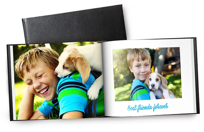 Pareja mayor imprime fotos grandes personalizadas en álbum de fotos de cuero