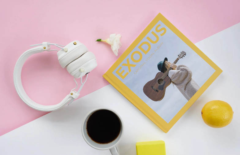 Dos personas mirando libro de fotos personalizado de Printerpix con fotos de boda y novia