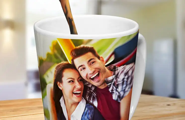 Taza de café con foto de pareja joven impresa