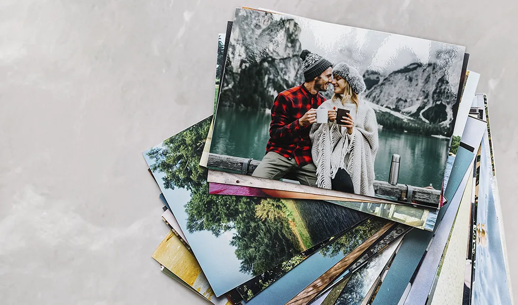 Variedad de tamaños de impresiones fotográficas en línea de fotos tomadas por teléfono móvil de la familia