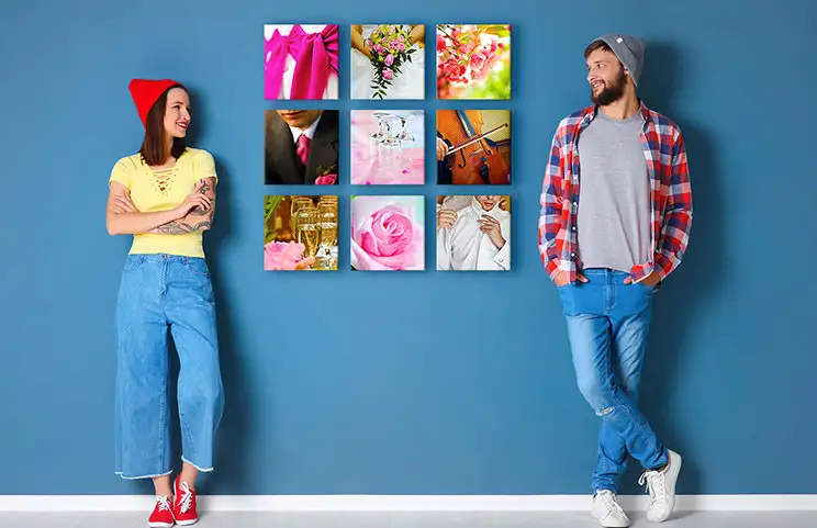 Pareja frente a una pared azul con nueve lienzos fotográficos cuadrados