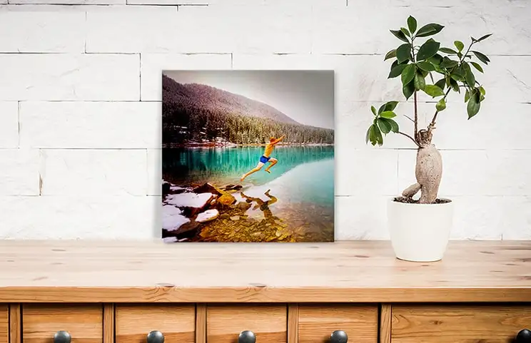 Pequeña impresión de metal cuadrada de un hombre zambulléndose en un lago