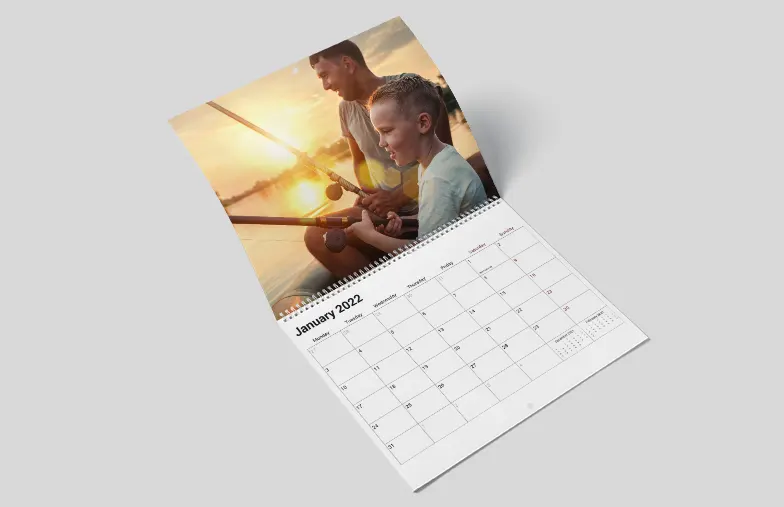 Fotos de perros en calendario de fotos de diseño personalizado colgado en la pared