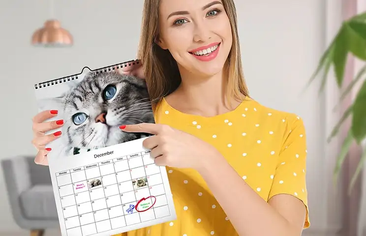 Fotos de perros en calendario de fotos con diseño personalizado colgado en la pared