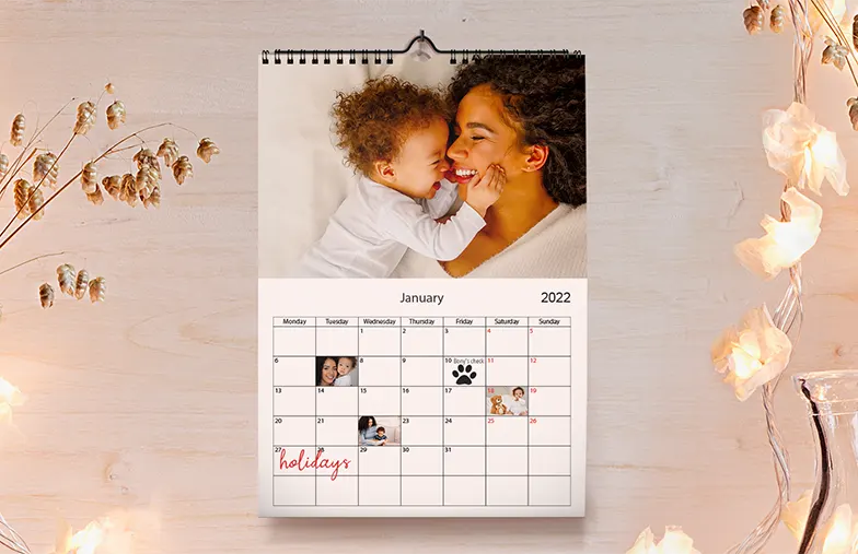 Fotos de perros en calendario de fotos de diseño personalizado colgado en la pared