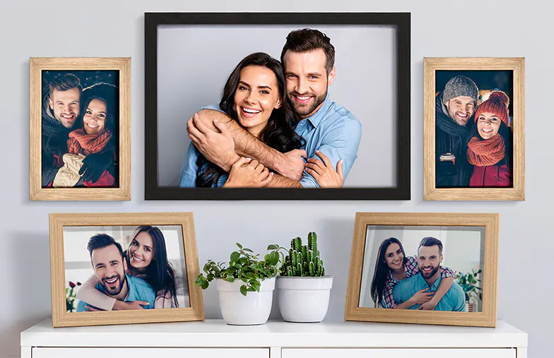 Marcos de fotos personalizados: retratos de parejas en varios estilos, creando una exhibición amorosa en el hogar.
