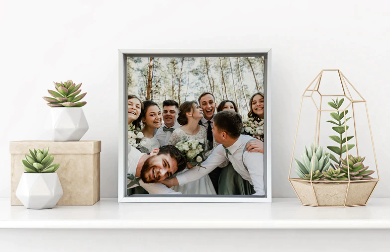 Impresiones en lienzo enmarcadas: Enmarca tu lienzo para un look clásico, al estilo galería. Elige entre 4 colores impresionantes y personaliza tu creación.